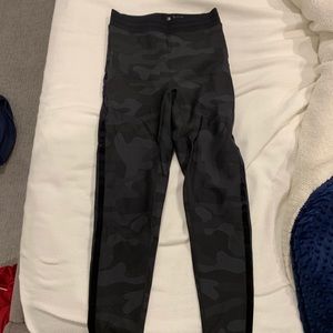 Ultracor camo legging with velvet stripes